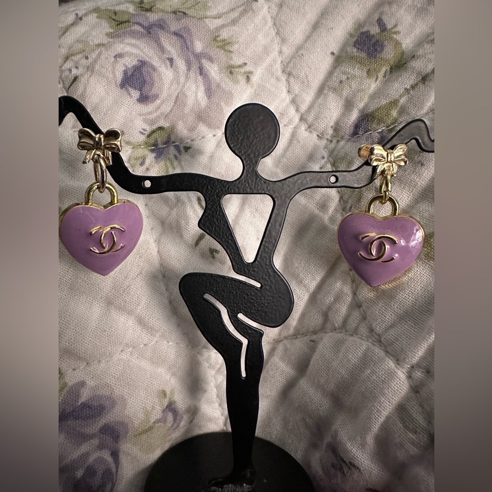 🔥CHANEL AUTHENTIC Beautiful/Adorable Lavender YES/NO Heart Earrings w/Bows🎀 - Picture 8 of 14